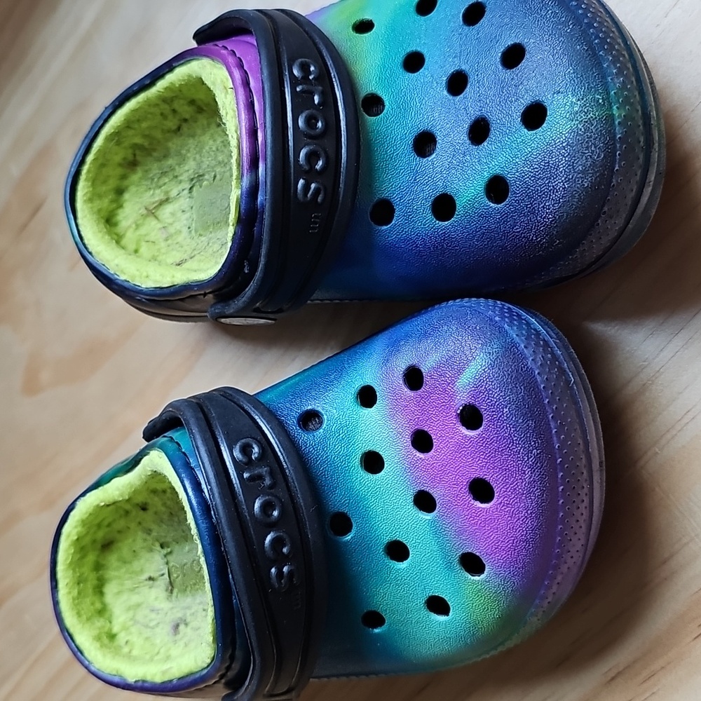 CROCS Tie Dye Fuzzy Lined Clogs - Picture 2 of 6